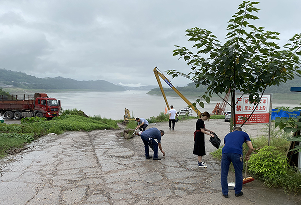 忠縣分公司黨支部開展開展“美麗港區(qū)，黨員在行動(dòng)”志愿服務(wù)活動(dòng)2_副本.jpg