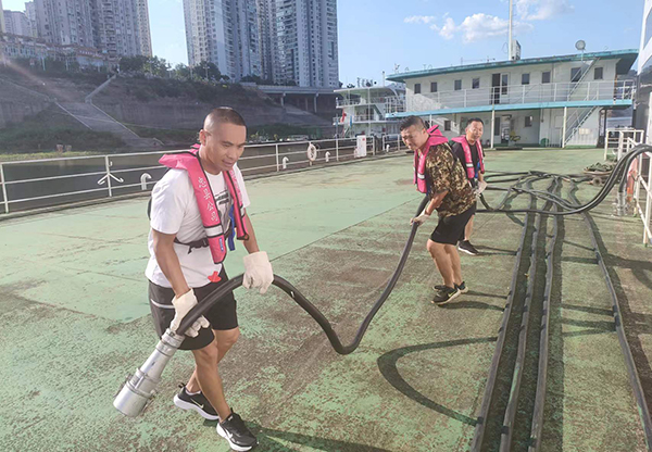 忠縣分公司游輪岸電搭接、船舶生活污水排岸創(chuàng)歷史新高2.jpg